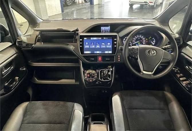 Toyota Noah / Voxy 3