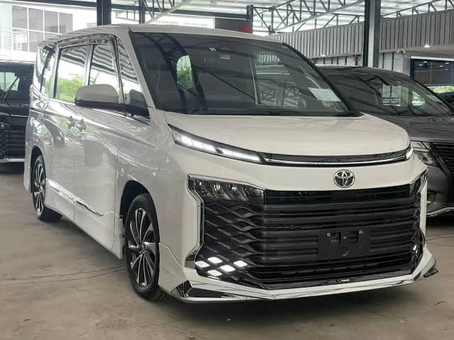 Toyota Noah / Voxy 2